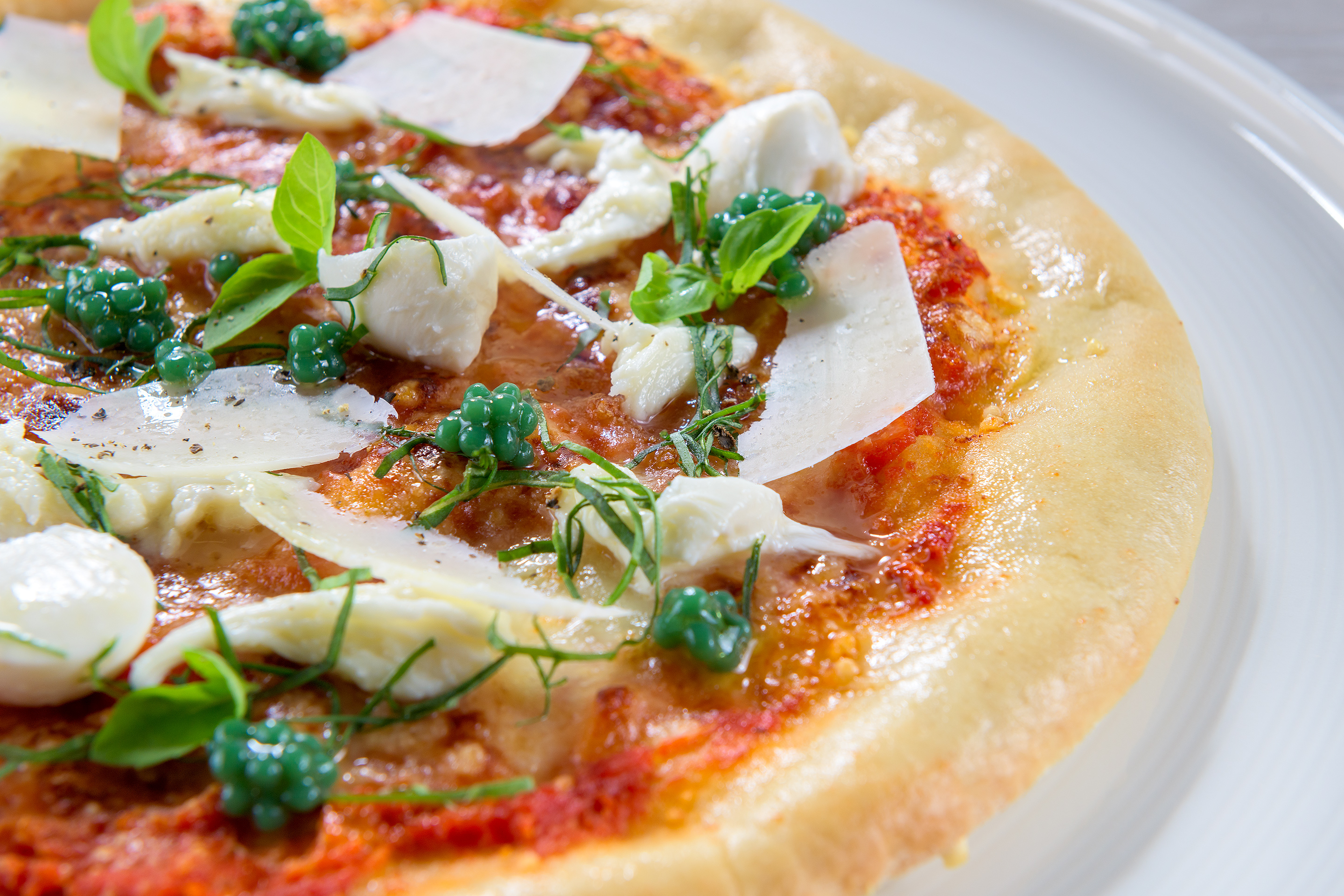 Pizza mozzarella με χαβιάρι βασιλικού